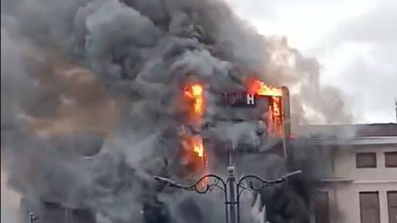 Fatih'te Restoran Yangını: İtfaiye Ekipleri Müdahalede Bulunuyor