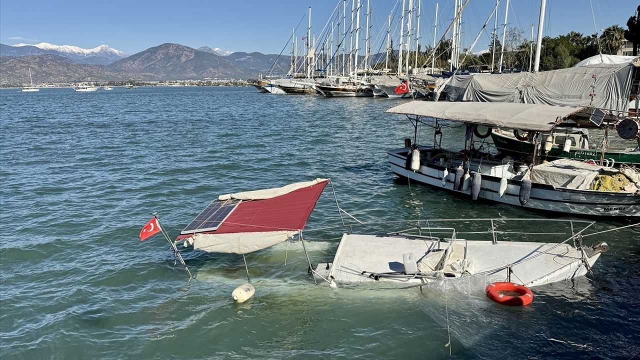 Fethiye'de Kuvvetli Rüzgar Nedeniyle Tekne Battı