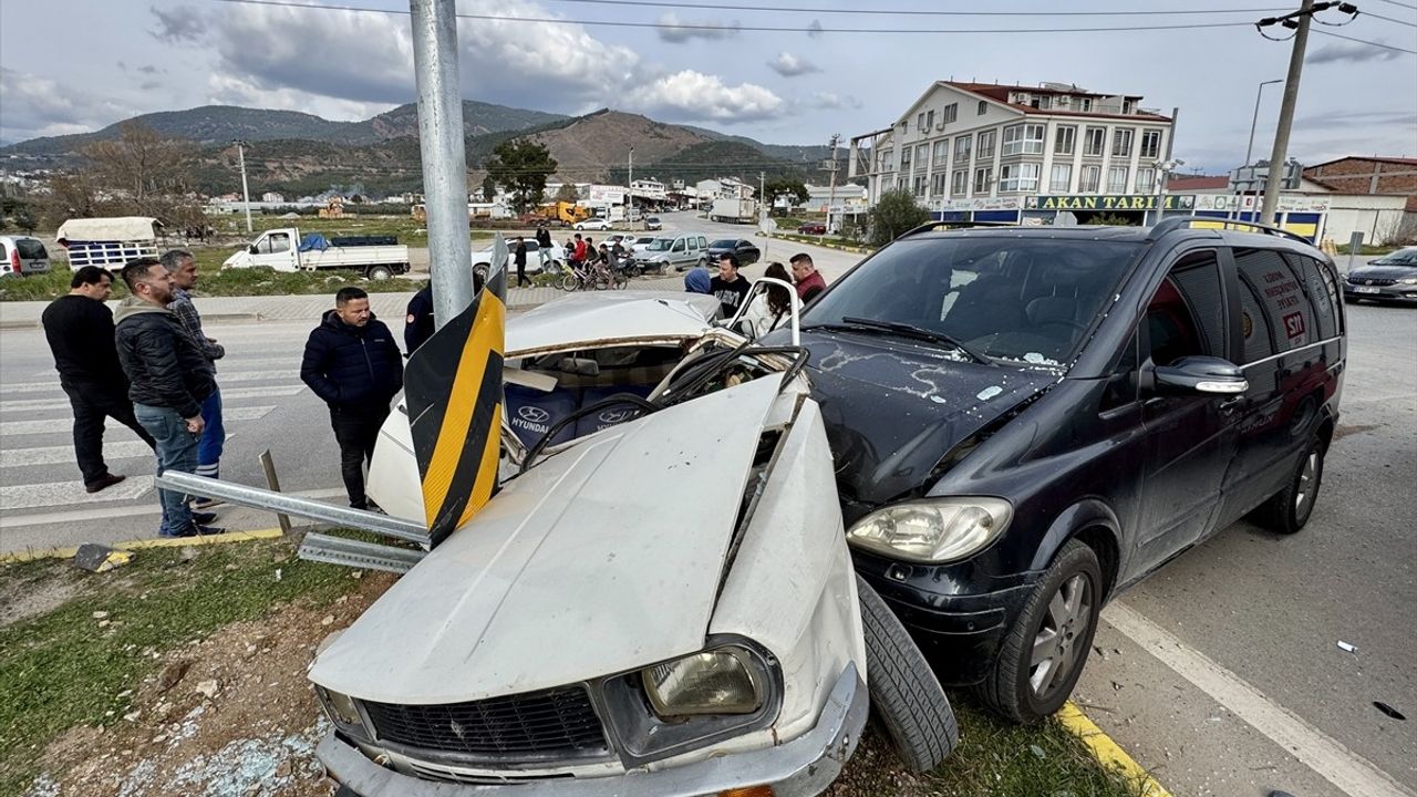 Fethiye'de Minibüsle Çarpışan Otomobilin Sürücüsü Yaralandı
