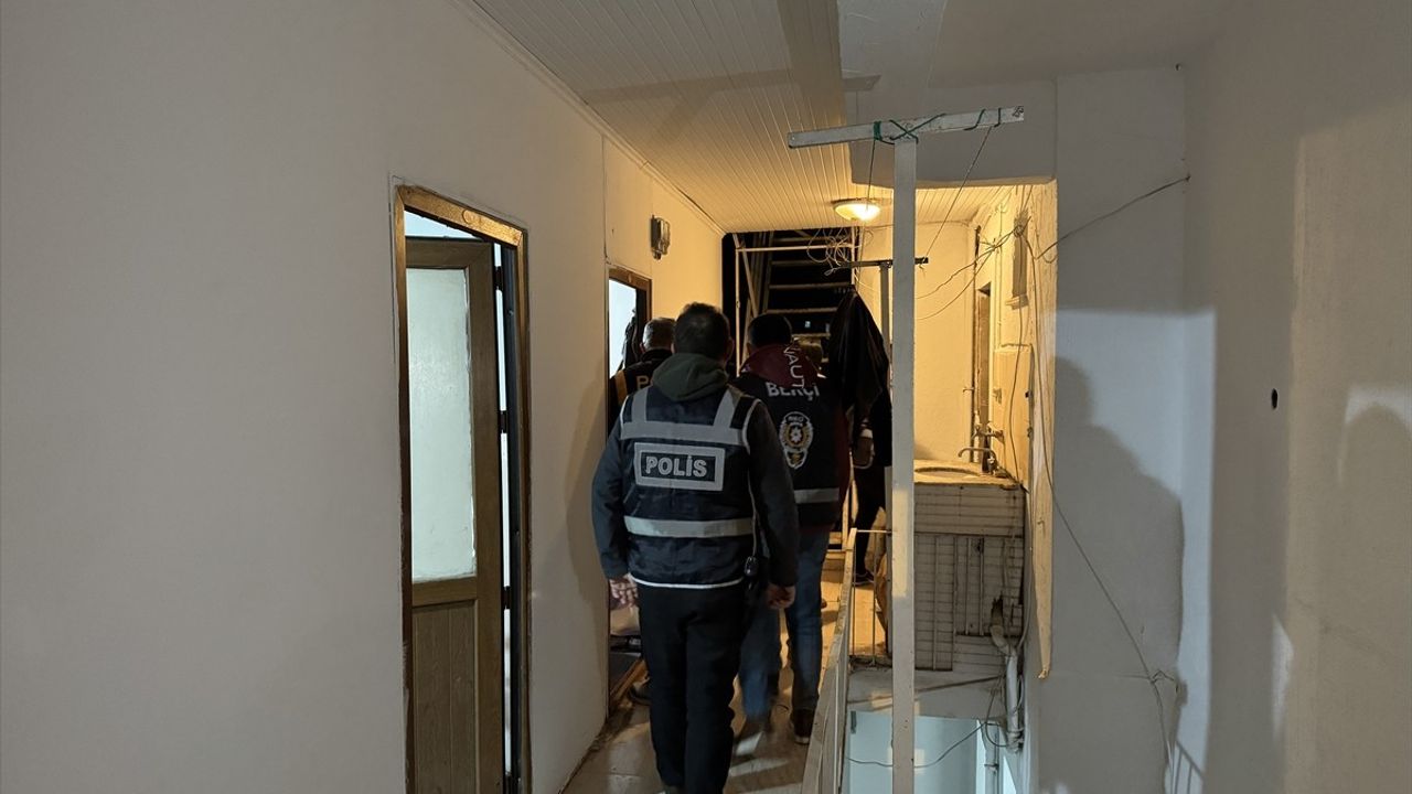 Fethiye'de Pansiyonlarda Düzensiz Göçmen Denetimi: 19 Kişi Yakalandı