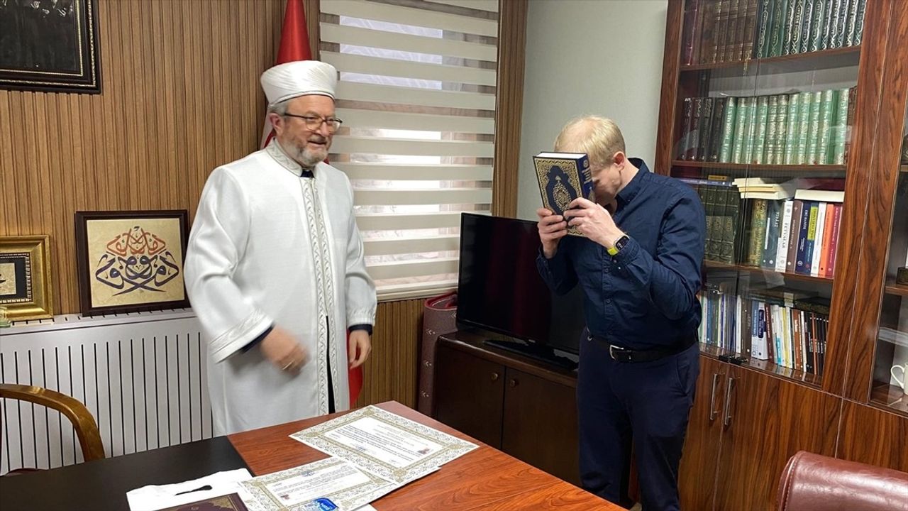 Finlandiyalı Johan Österman İslamiyet'i Seçti ve Türk Eşiyle Evlenecek