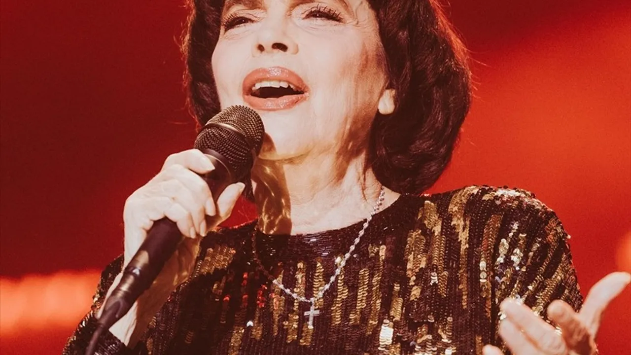 Fransız Sanatçı Mireille Mathieu İstanbul'da Konser Verdi