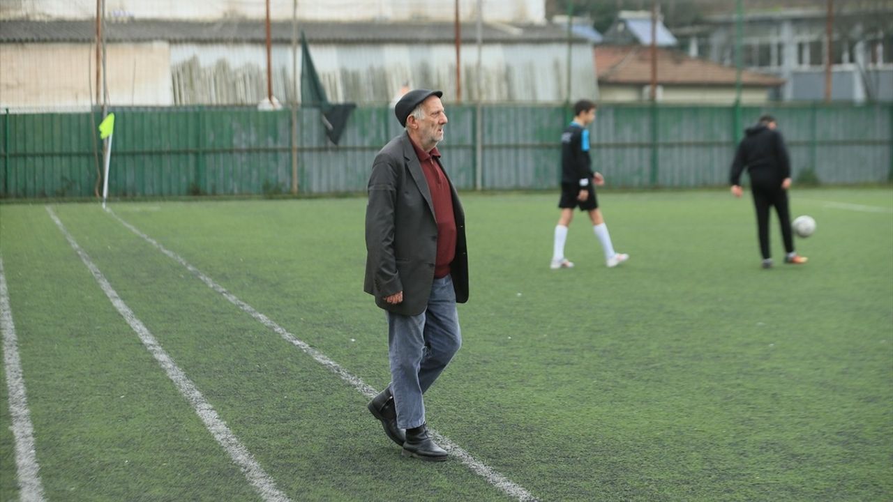 Futbol Aşkıyla Tanınan Emektar Köfteci İbrahim Özenir'in Hakemlerle Olan İlişkisi