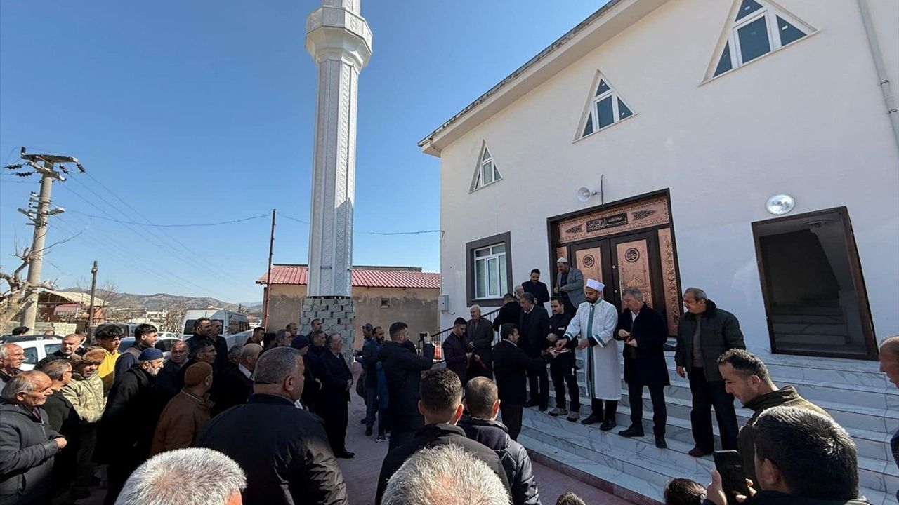 Gaziantep'te Depremde Yıkılan Cami Yeniden İbadete Açıldı