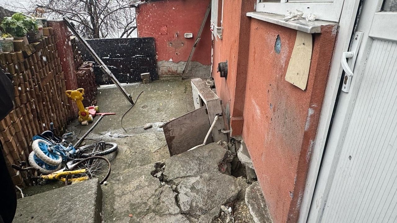 Gaziosmanpaşa'da Toprak Kayması Sebebiyle 3 Bina Tahliye Edildi