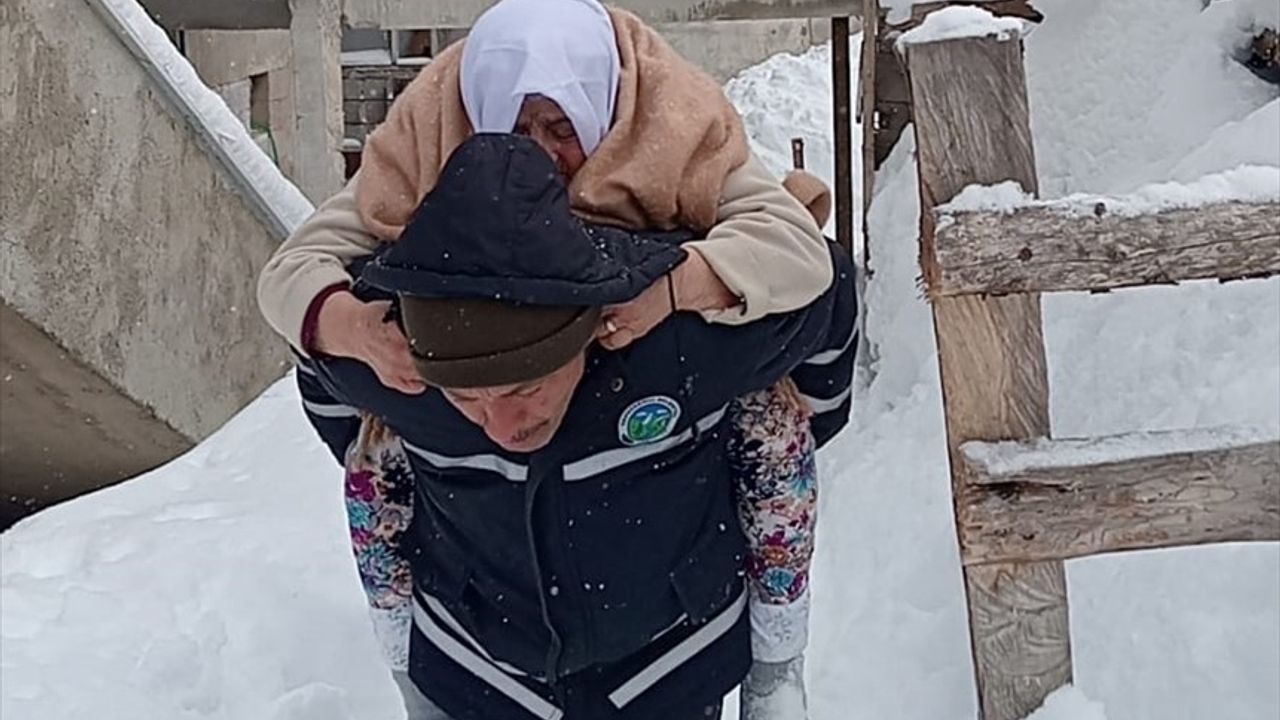 Giresun'da Belediye Personelinden Örnek Davranış: 95 Yaşındaki Hastayı Sırtında Taşıdı