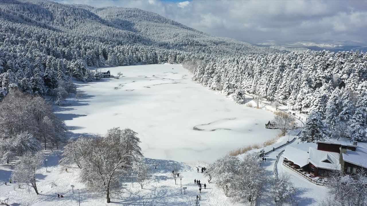 Gölcük Tabiat Parkı'nda Hafta Sonu Ziyaretçi Yoğunluğu Yaşanıyor