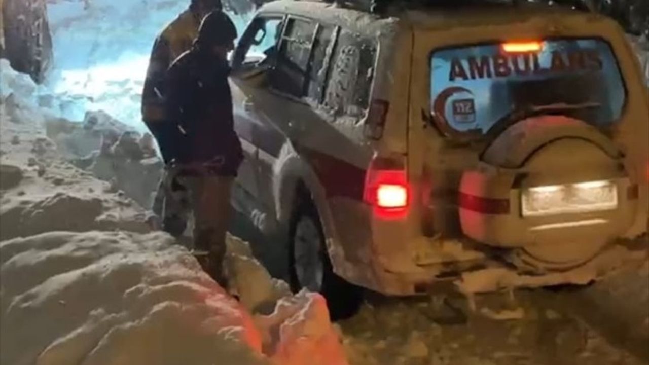 Gümüşhane'de Kardan Kapalı Yolun Açılması ile Hasta Kurtarıldı