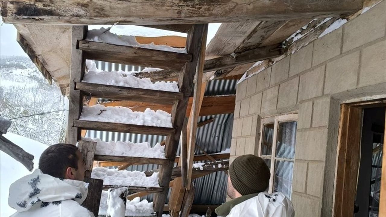 Gürcistan'daki Yoğun Kar Yağışı Ulaşımı Olumsuz Etkiliyor