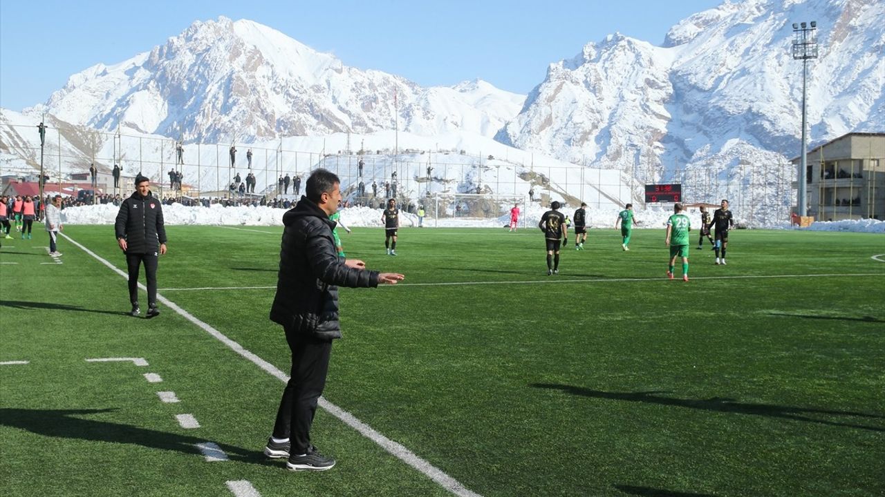Hakkari Adliyesinin Yazı İşleri Müdürü Mikail Özdemir, Zapspor'un Teknik Direktörü Olmaya Devam Ediyor