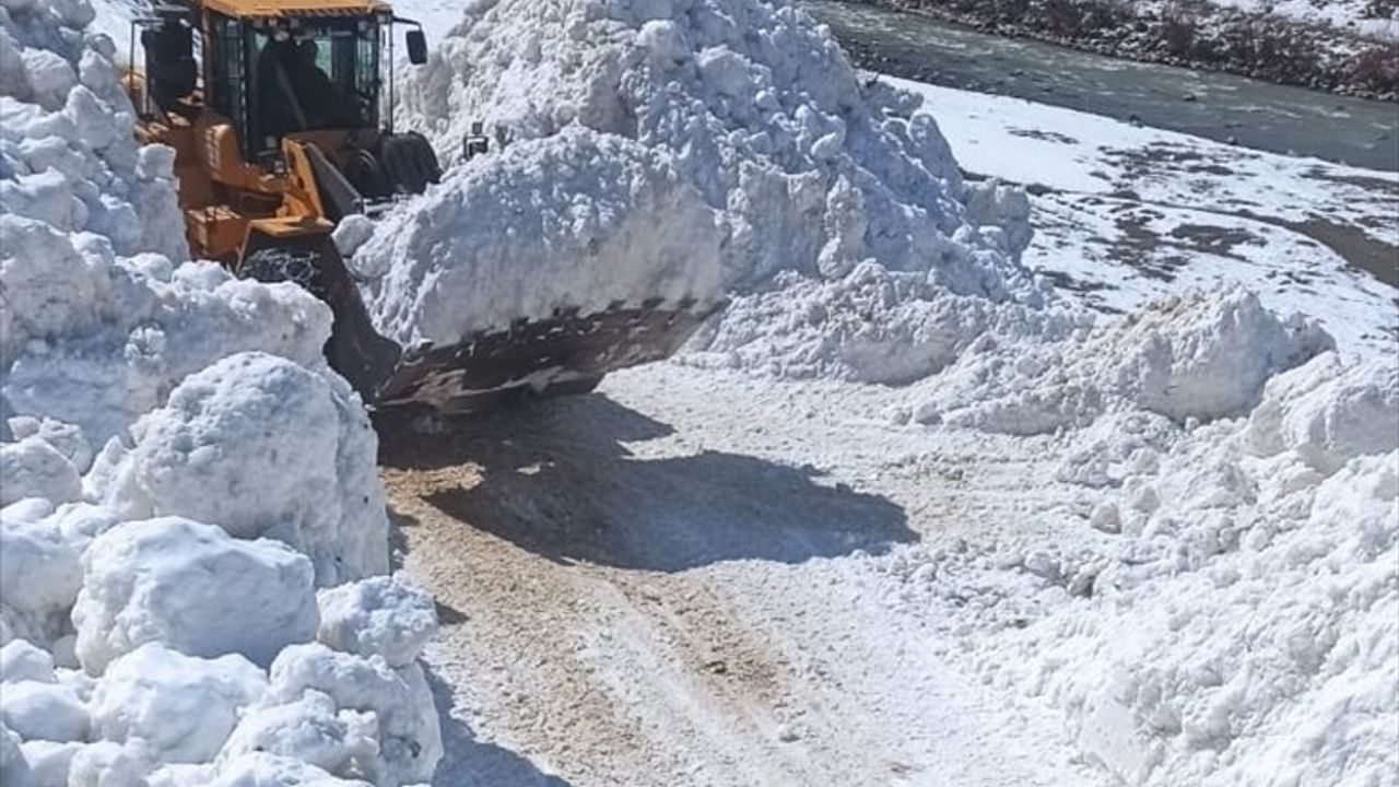 Hakkari'de Çığ Nedeniyle Kapanan Yol Yeniden Ulaşıma Açıldı