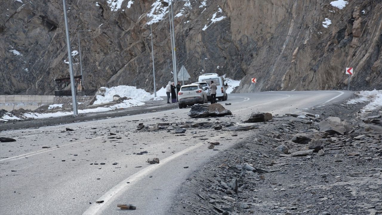 Hakkari'de Dağdan Kopan Kaya, Bir Araca Çarptı