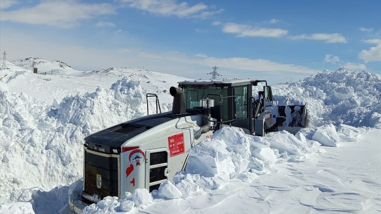 Hakkari'de Karla Mücadele Ekipleri, Kapalı Üs Bölgeleri İçin Yol Açma Çalışmalarını Sürdürüyor