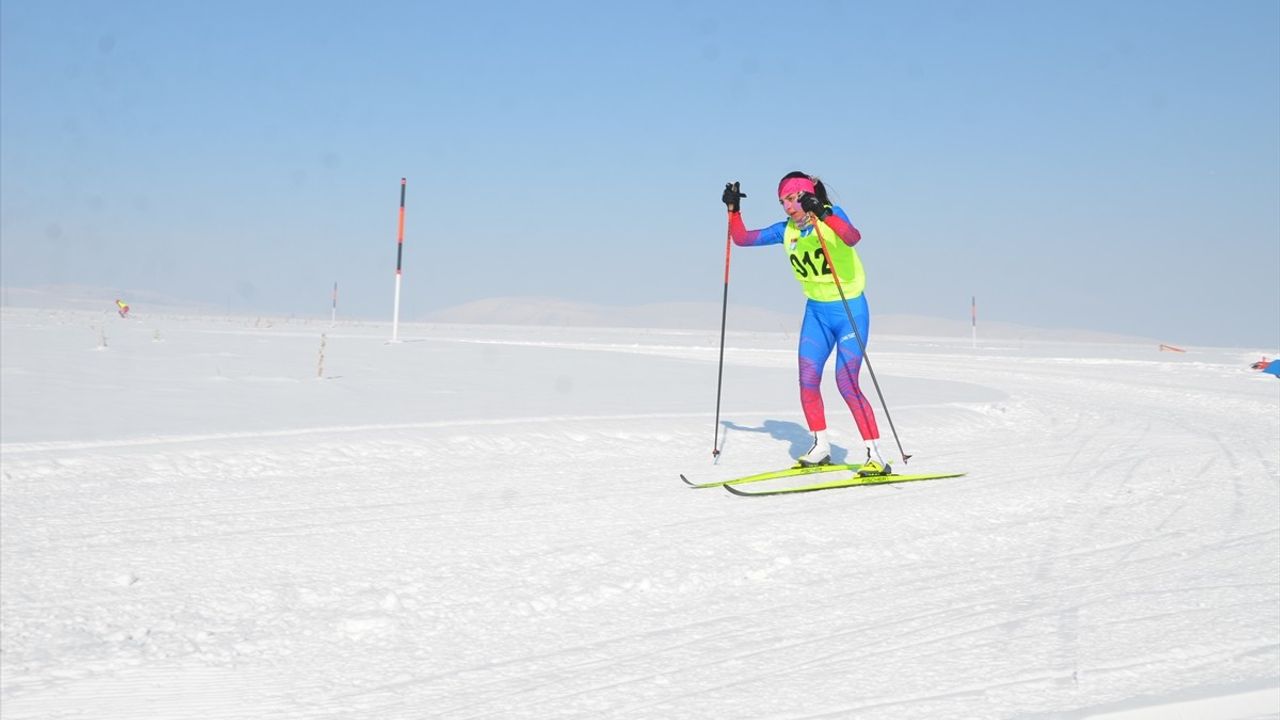 Hakkari'de Kayaklı Koşu 1. Etap Yarışları Başladı