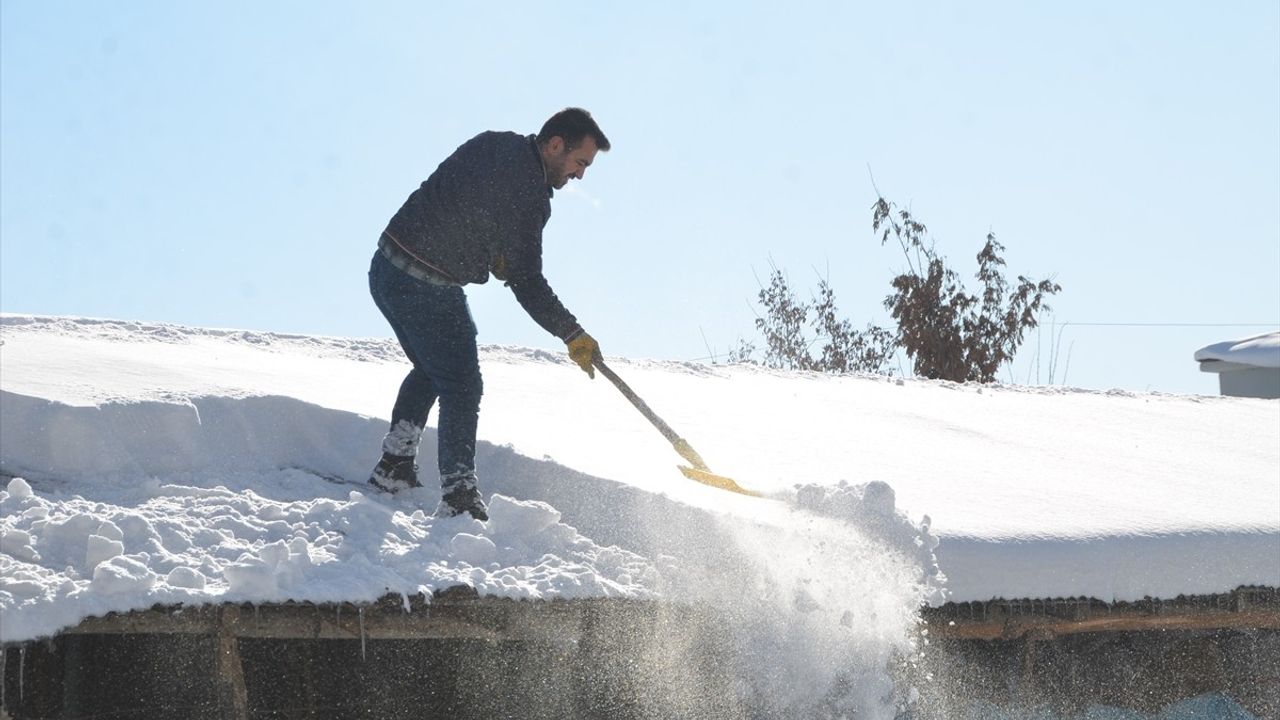 Hakkari Yüksekova'da Kar Temizleme Çalışmaları Sürüyor