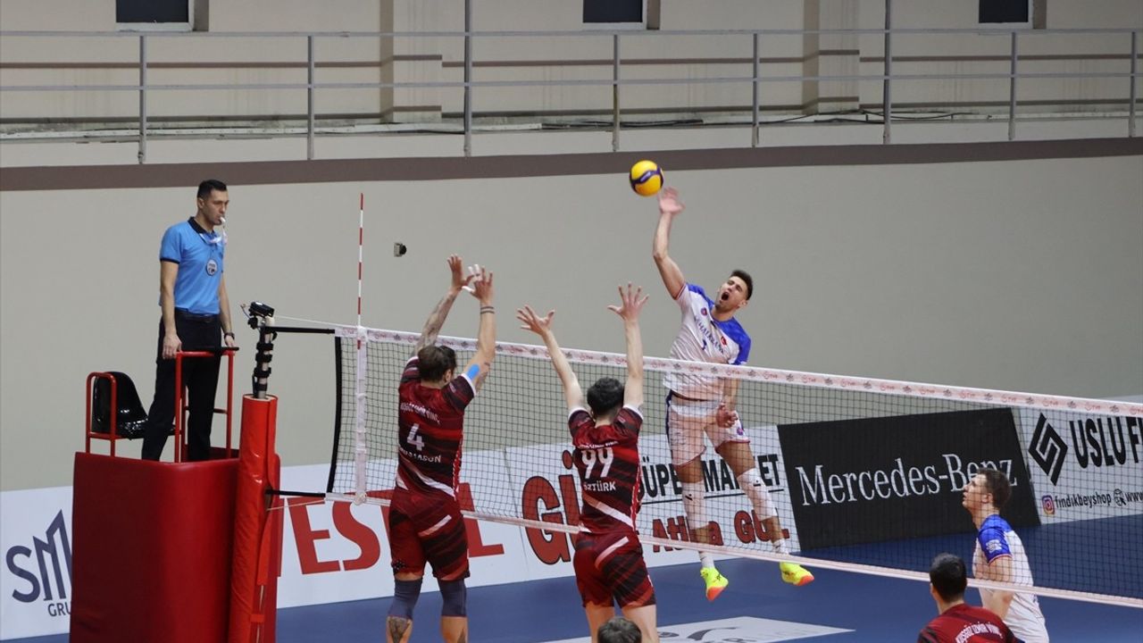 Halkbank, Kuşgöz İzmir Vinç Akkuş Belediyespor'u 3-0 ile geçti