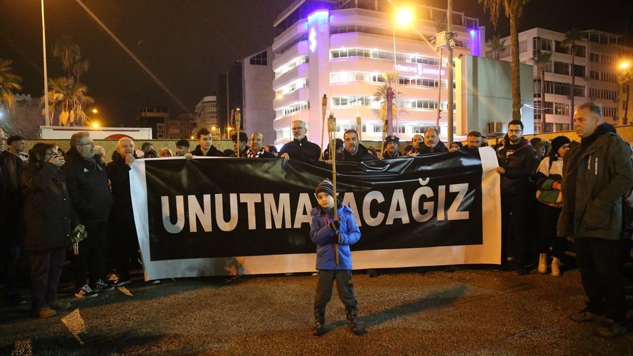 Hatay'da Depremde Hayatını Kaybedenler İçin Anma Etkinliği Düzenlendi