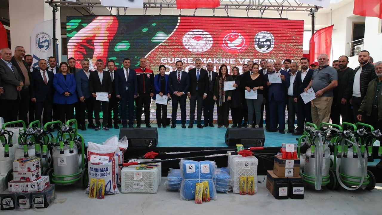 Hatay'da Depremzede Üreticilere Makine ve Gübre Dağıtımı
