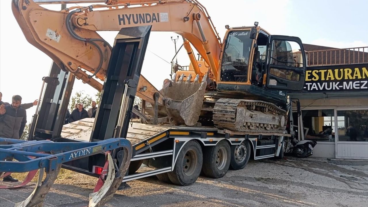 Hatay'da Freni Arızalanan Tırın İş Yerine Girmesi Sonucu Sürücü Yaralandı