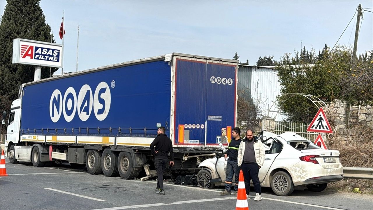 Hatay'da Park Halindeki Tıra Çarpan Otomobilin Sürücüsü Hayatını Kaybetti