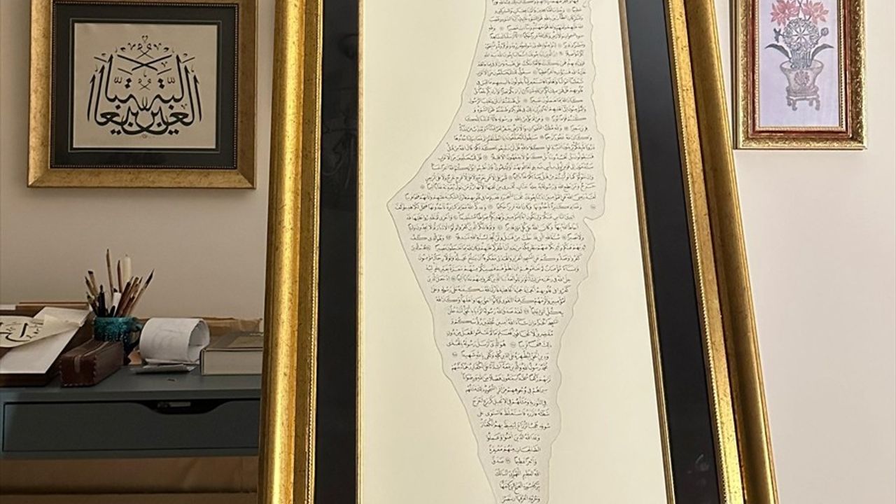Hattat Elif Karadaş, Gazze İçin Fetih Suresi Eserini Tamamladı