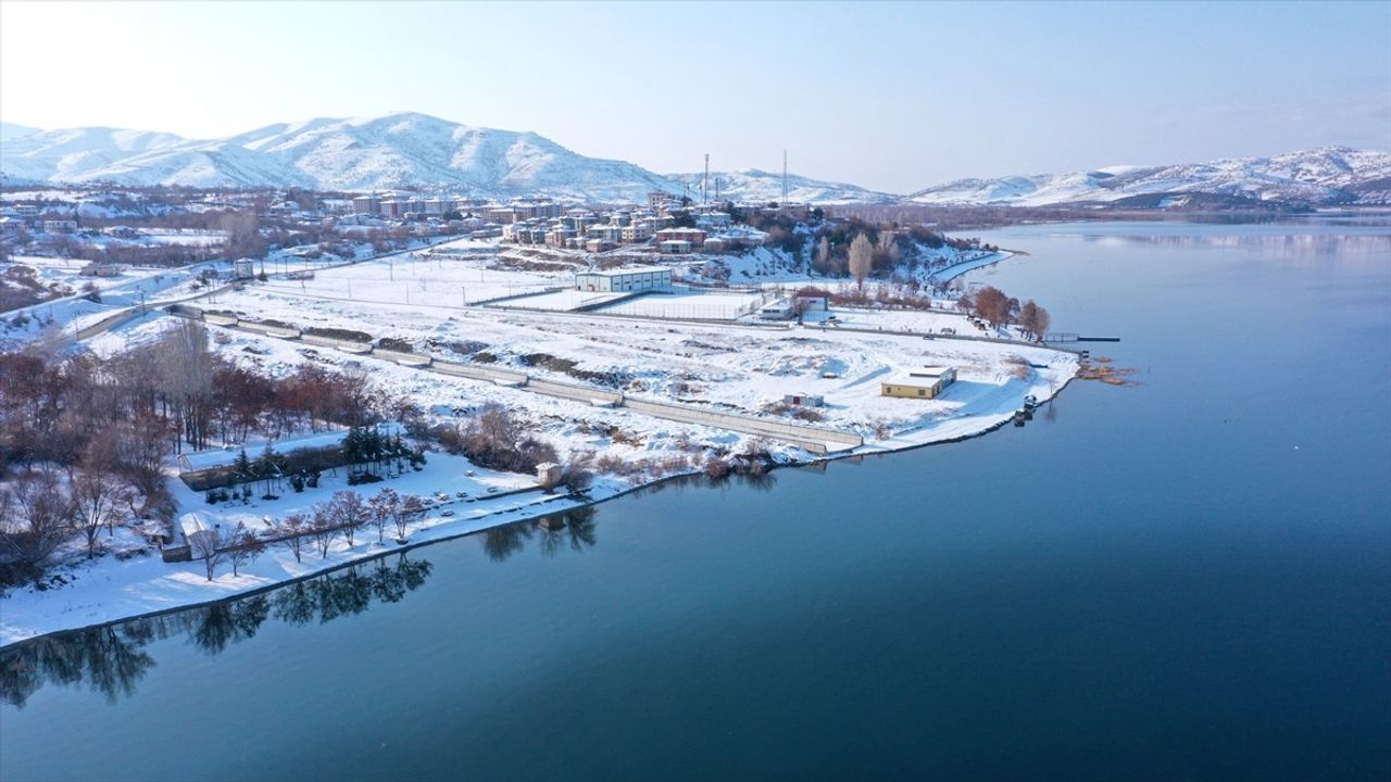 Hazar Gölü, Karla Kaplı Güzelliğiyle Dronla Görüntülendi