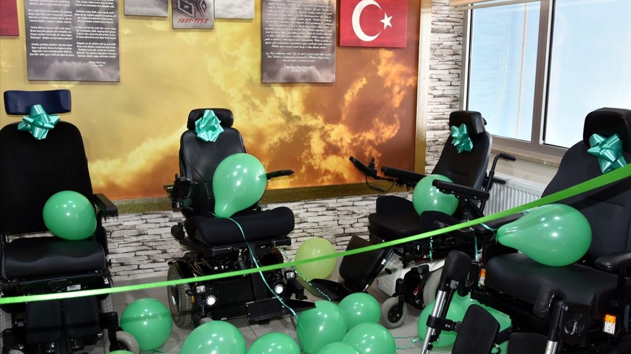 Hollandalı İş İnsanı Ron Gezelle, Kırıkkale'deki 6 Engelliye Akülü Tekerlekli Sandalye Hediye Etti