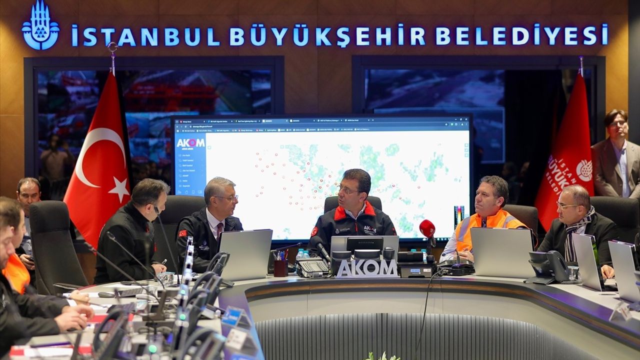 İBB Başkanı İmamoğlu, Olumsuz Hava Koşullarına Karşı AKOM'da Çalışmaları Takip Etti