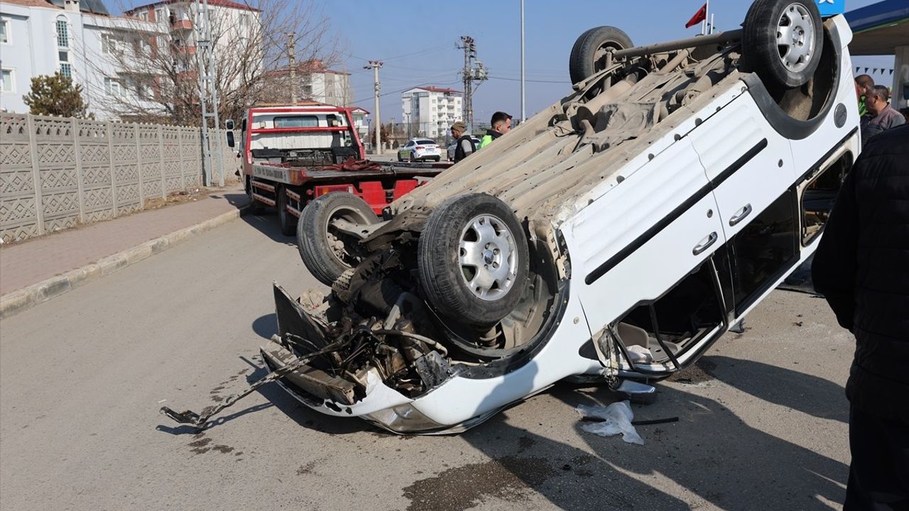 Iğdır'da Hafif Ticari Araç Devrildi: 2 Yaralı