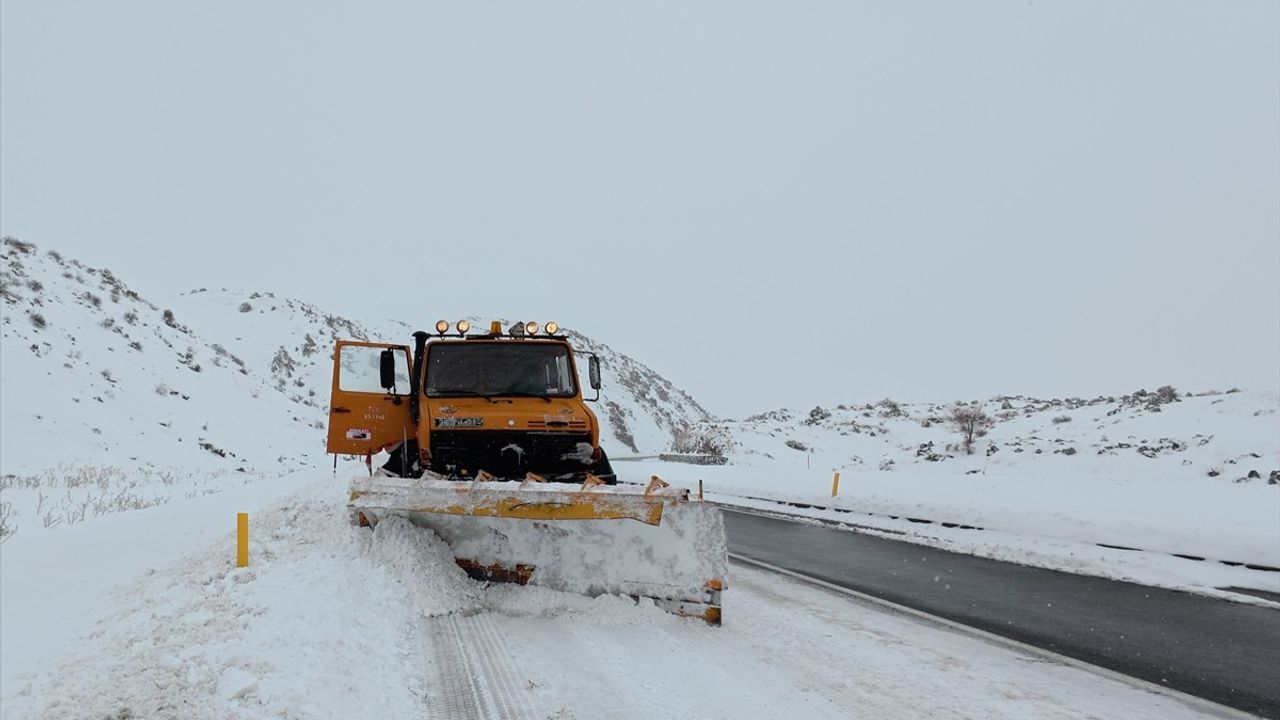 Iğdır'da Kapanan Köy Yollarında Karla Mücadele Çalışmaları Devam Ediyor
