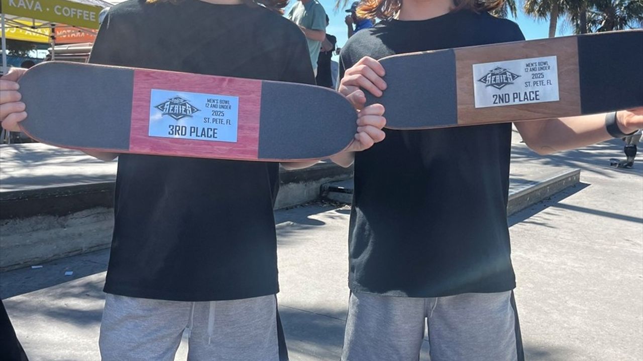 İkiz Kaykaycılar Efe ve Ege Tok, ABD Yarışmasında Podyumda