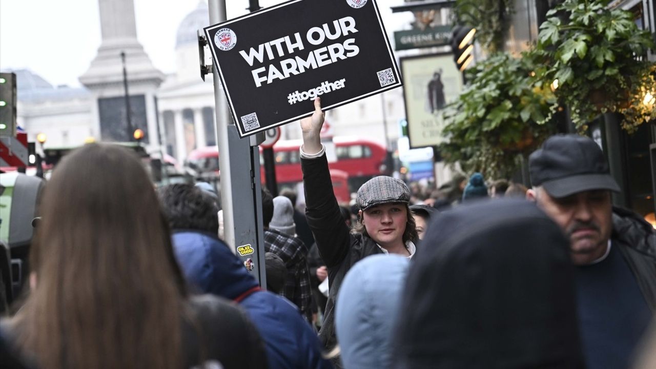 İngiliz Çiftçiler, Veraset Vergisini Protesto İçin Traktörleriyle Londra'ya İndi