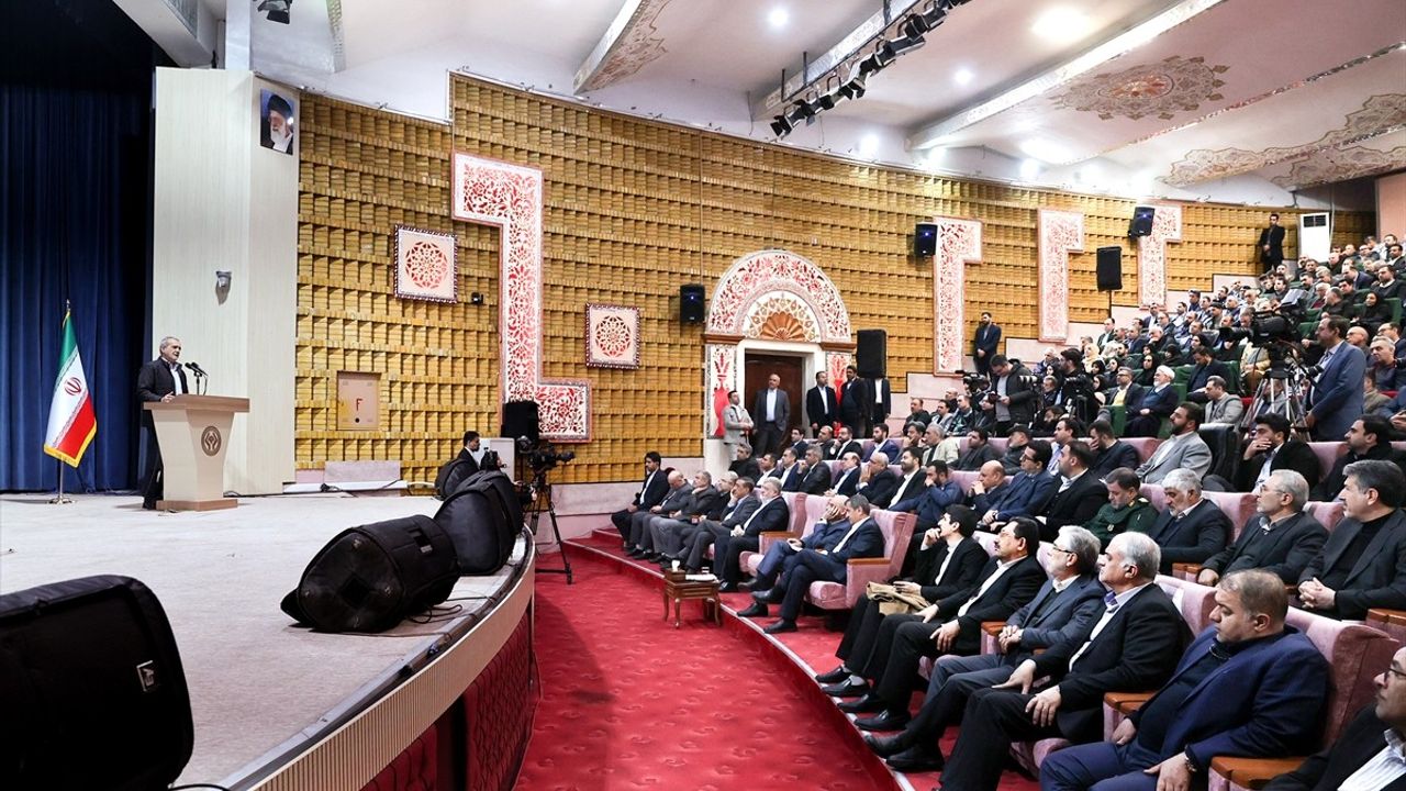 İran Cumhurbaşkanı Pezeşkiyan, Enerji Kesintileri Nedeniyle İş Adamlarından Özür Diledi