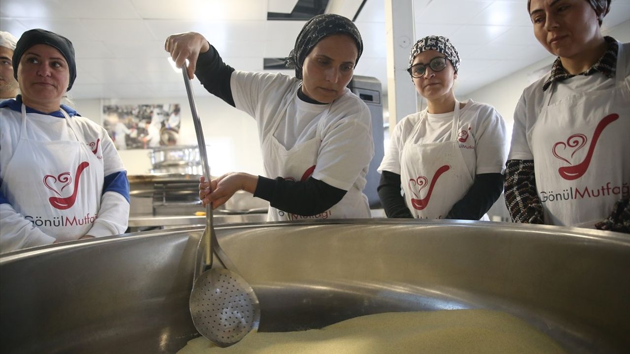 İskenderun'daki 'Gönül Mutfağı' Depremin İkinci Yıldönümünde Helva Kavurdu