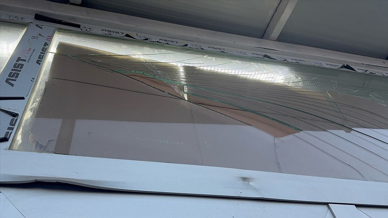 Isparta'da Berber Dükkanına Taşlı Saldırı Anları Güvenlik Kamerasında