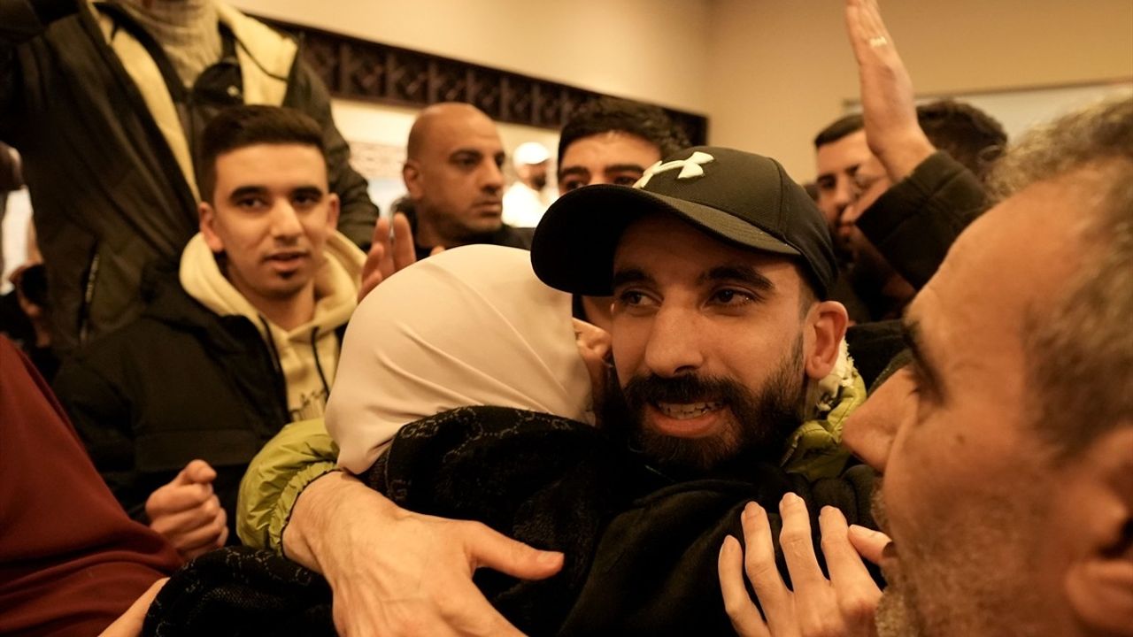İsrail'in Serbest Bıraktığı Filistinli Esirler Ramallah'ta Coşkuyla Karşılandı