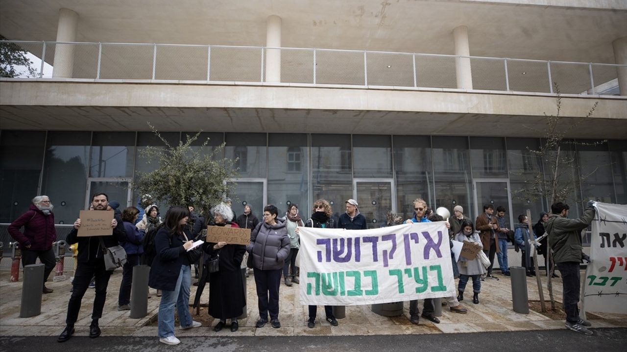 İsrail Polisi, Doğu Kudüs'te İki Filistinli Kitapçıyı Gözaltına Aldı