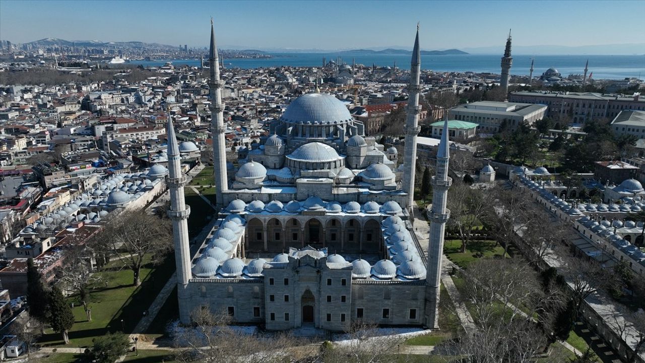 İstanbul Camileri Ramazan İçin Mahyalarla Süsleniyor