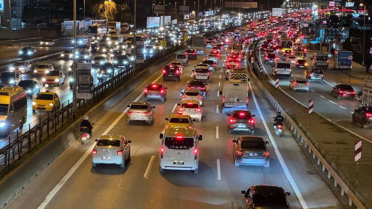 İstanbul'da Akşam Saatlerinde Trafik Yoğunluğu Yüzde 83'e Ulaştı
