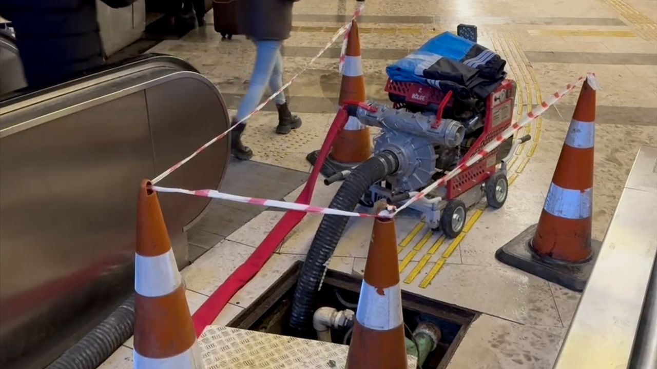 İstanbul'da Cennet Metrobüs Durağı Alt Geçidini Su Bastı