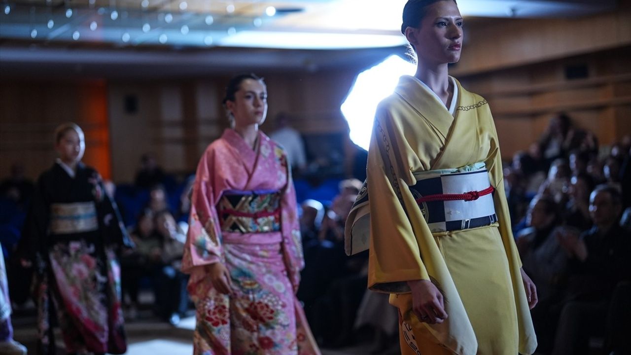 İstanbul'da Gelenek ve Modernliğin Birleşimi: Türkiye-Japonya Defilesi