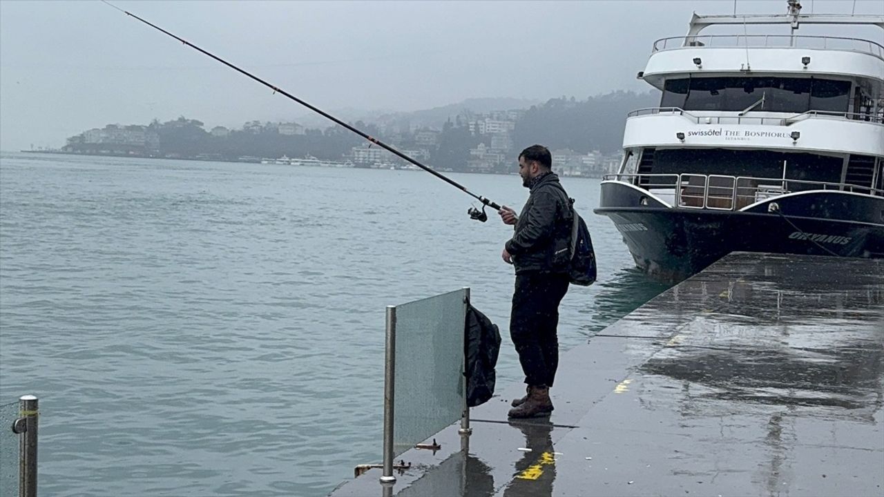 İstanbul'da Kar Altında Balık Tutma Geleneği Sürüyor