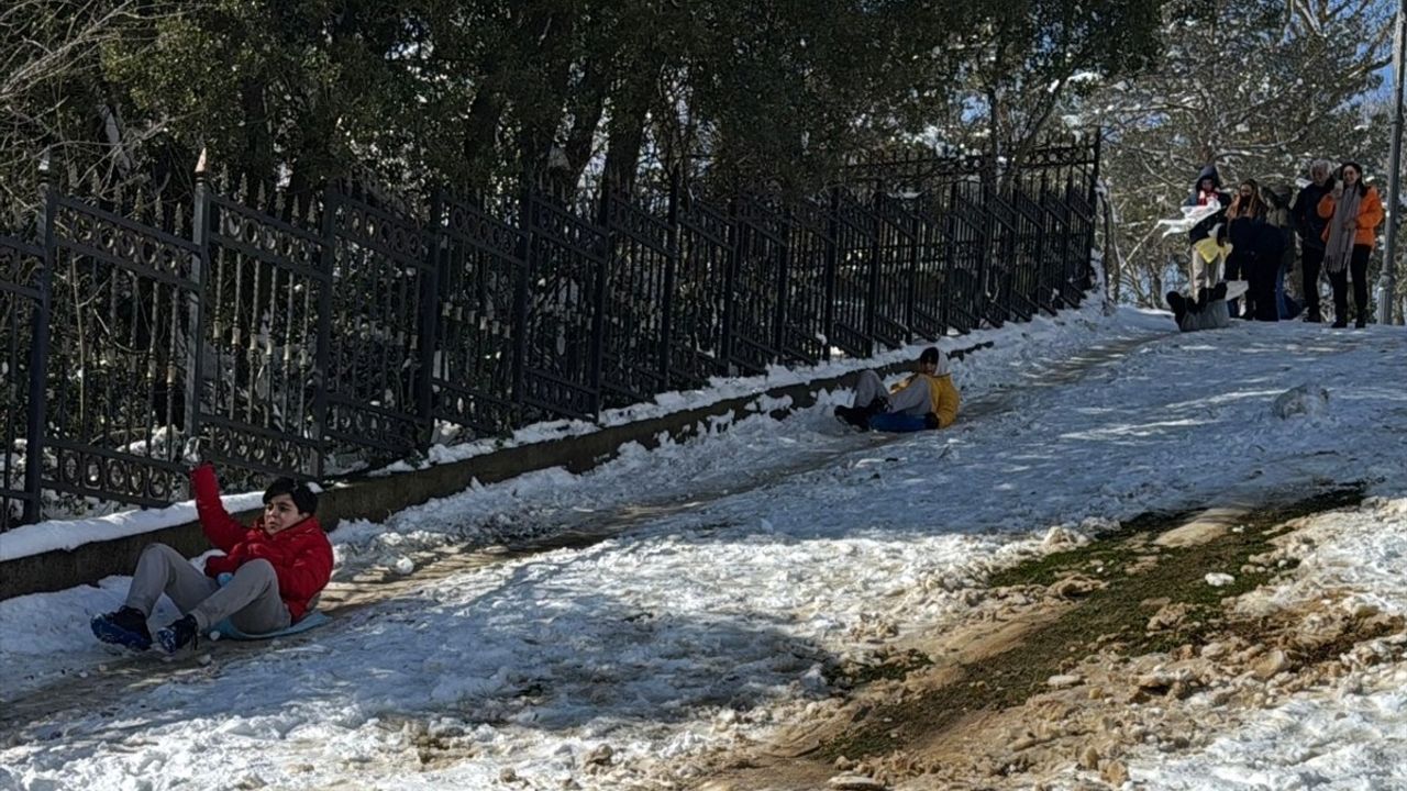 İstanbul'da Kar Tatilinin Keyfi: Çocuklar Eğleniyor