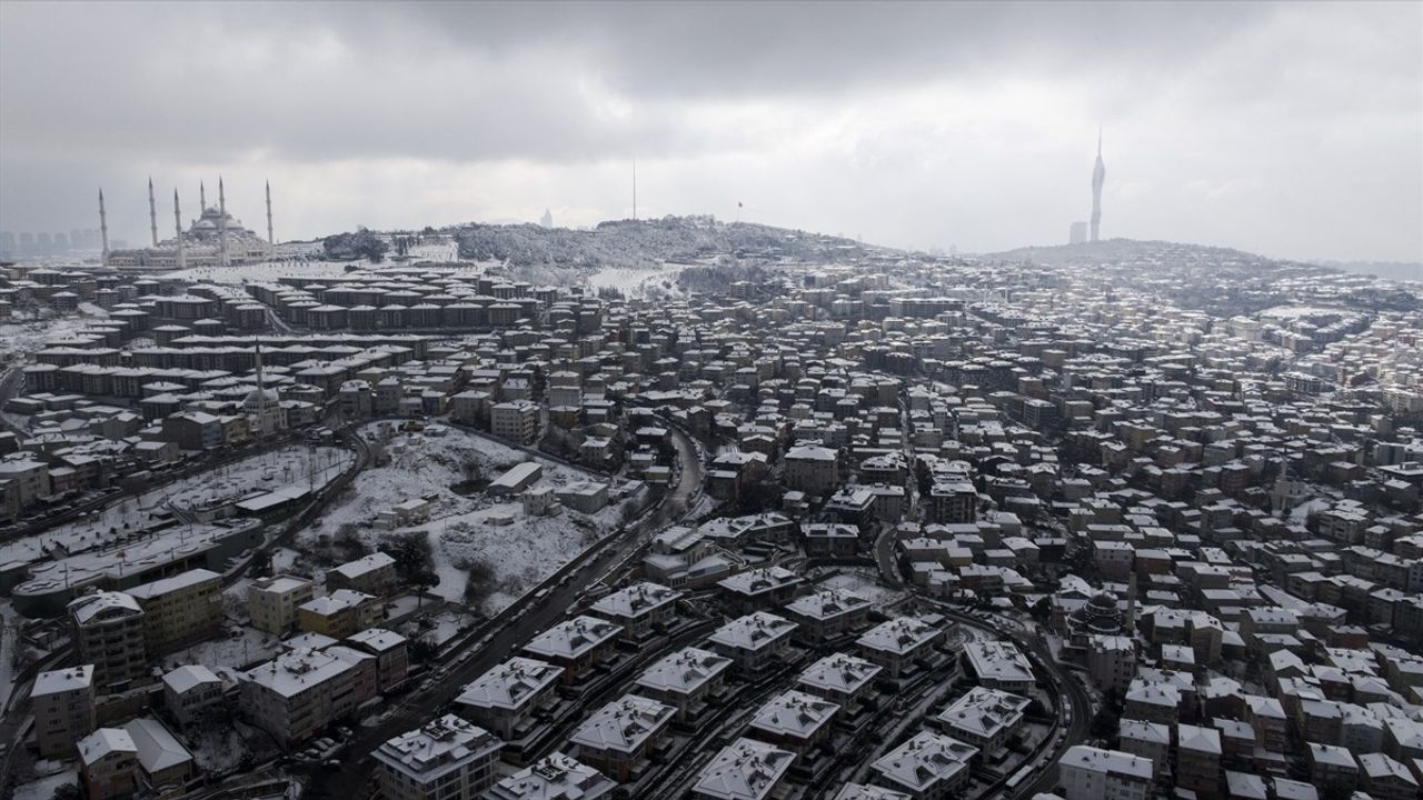 İstanbul'da Kar Yağışı Devam Ediyor: Kent Beyaza Büründü