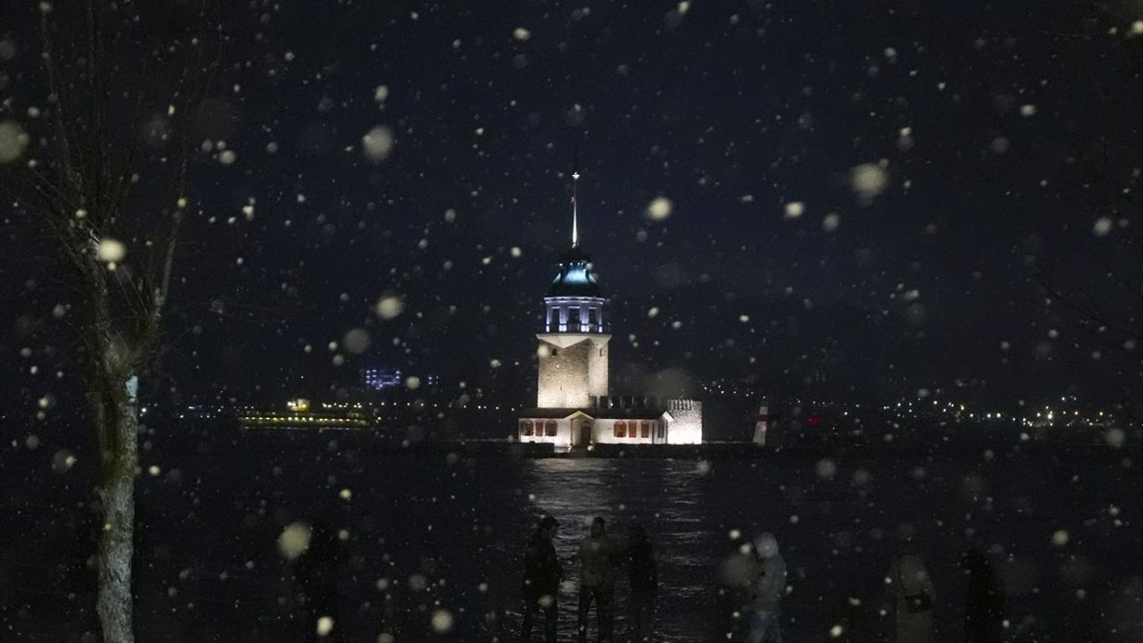 İstanbul'da Kar Yağışı Etkisini Sürdürüyor