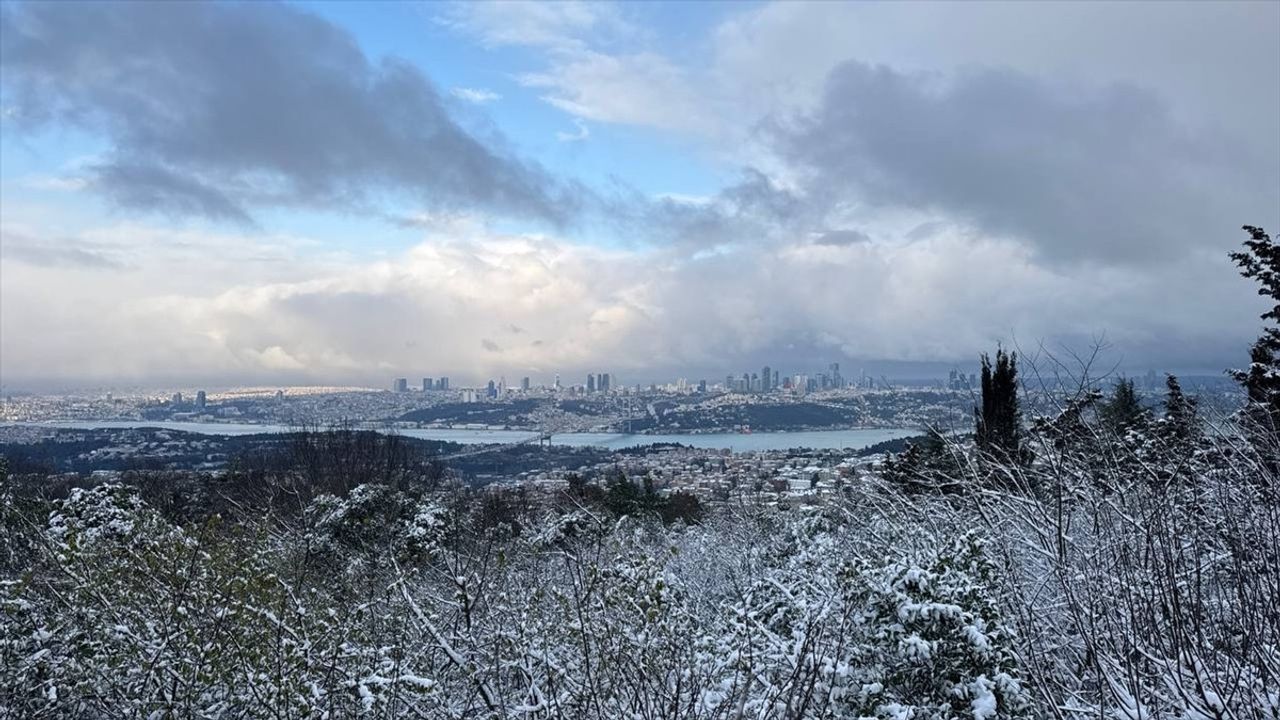 İstanbul'da Kar Yağışı Etkisini Sürdürüyor