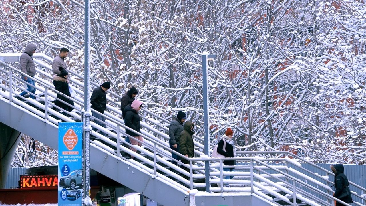 İstanbul'da Kar Yağışı Trafiği Rahatlatıyor