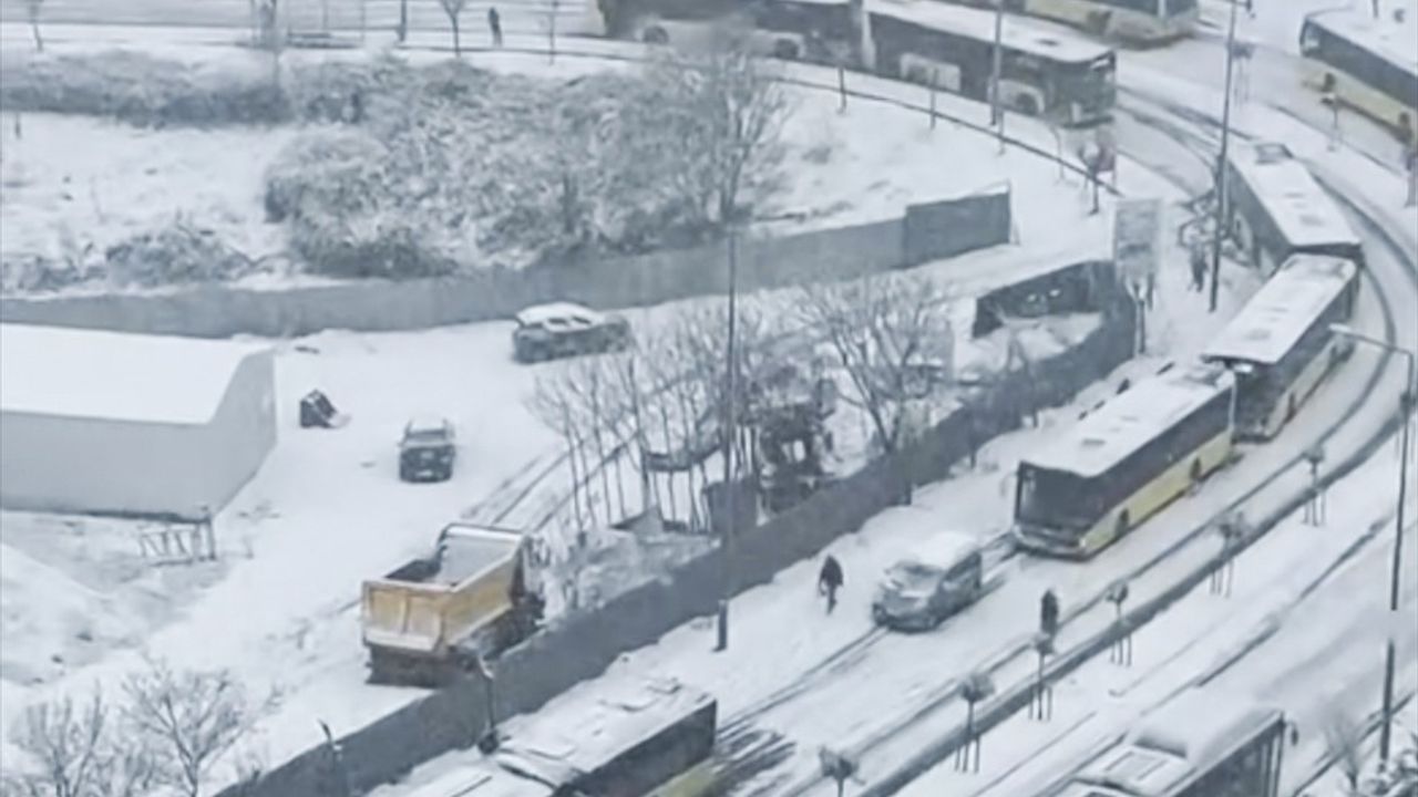 İstanbul'da Kar Yağışına Rağmen Denize Giren Bir Şahıs Dikkat Çekti