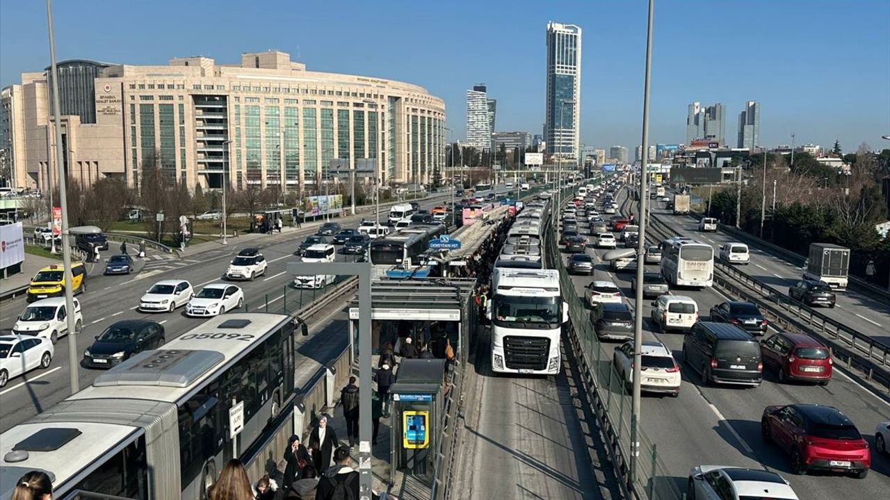İstanbul'da Metrobüs Arızası Yolcu Yoğunluğuna Neden Oldu