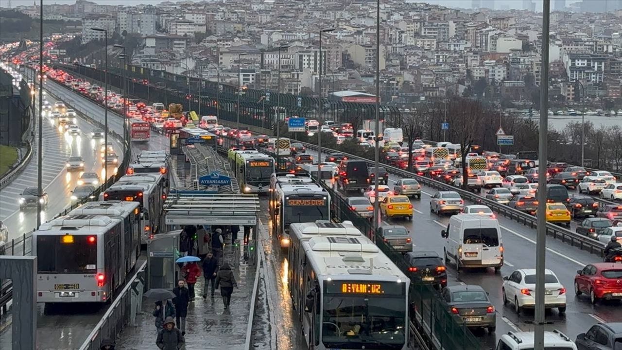 İstanbul'da Sabah Saatlerinde Trafik Yoğunluğu Yaşanıyor